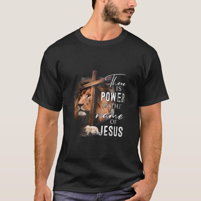 Camiseta Há Poder no Nome Jesus Fé Leão Cristo (Frente)