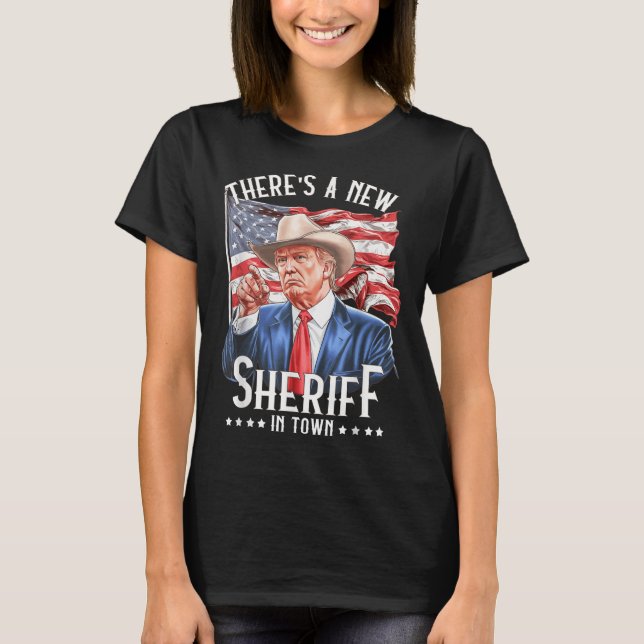 Camiseta Há Um Novo Xerife Na Cidade, Cowboy Trump 2024 (Frente)