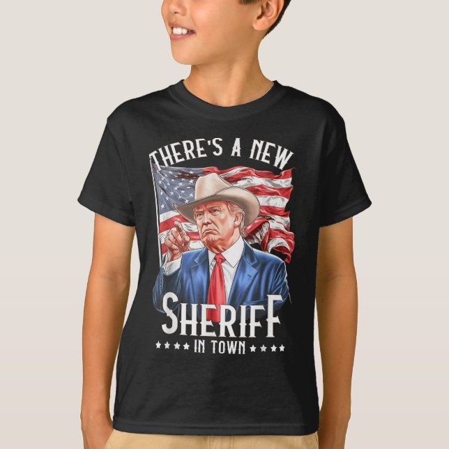 Camiseta Há Um Novo Xerife Na Cidade, Cowboy Trump 2024 (Frente)