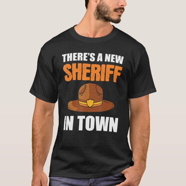 Camiseta Há um novo xerife na polícia do xerife da cidade (Frente)
