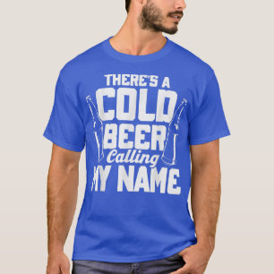 Camiseta Há Uma Cerveja Fria Chamando Bebidas Para Casa