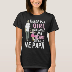 Camiseta Há Uma Garota Que Roubou Meu Coração Ela Me Chama