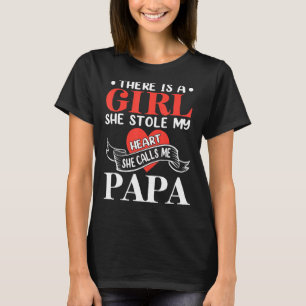 Camiseta Há Uma Menina Que Roubou O Meu Coração Que Chama