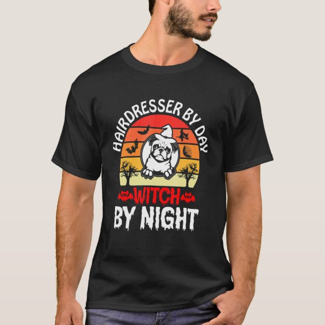 Camiseta Hairdresser By Day Witch By Night (Frente)