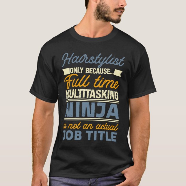 Camiseta Hairstylist As Long As Full Time Multitasking Ninj (Frente)