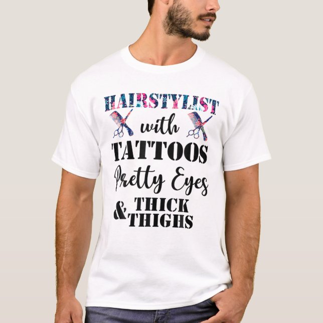 Camiseta Hairstylist With Tattoos Pretty Eyes And Thick Thi (Frente)