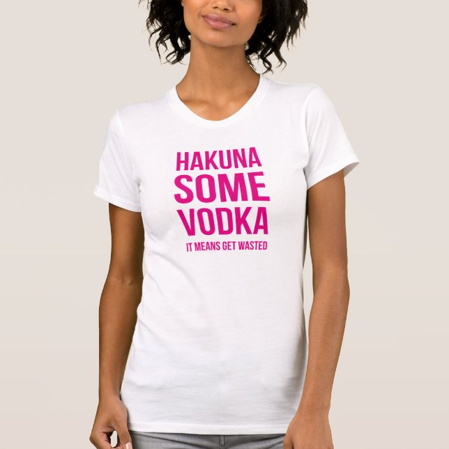 Camiseta Hakuna de rotulação cor-de-rosa alguma vodca (Frente)