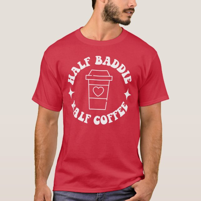 Camiseta Half Baddie Half Coffee Retro Groovy Coffee retro (Frente)