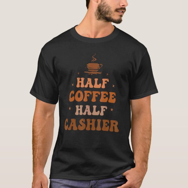 Camiseta Half Coffee Half Cashier Groovy Cashier Life Appre (Frente)