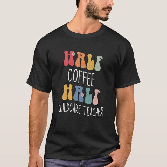 Camiseta Half Coffee Half Childcare Teacher Groovy Inspirat (Frente)