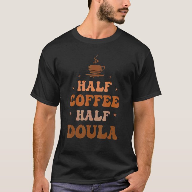 Camiseta Half Coffee Half Doula Groovy Coffee Doula Life Ap (Frente)