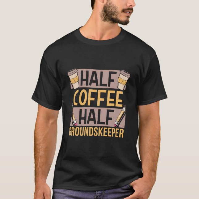 Camiseta Half Coffee Half Groundskeeper Caffeine Coffees (Frente)