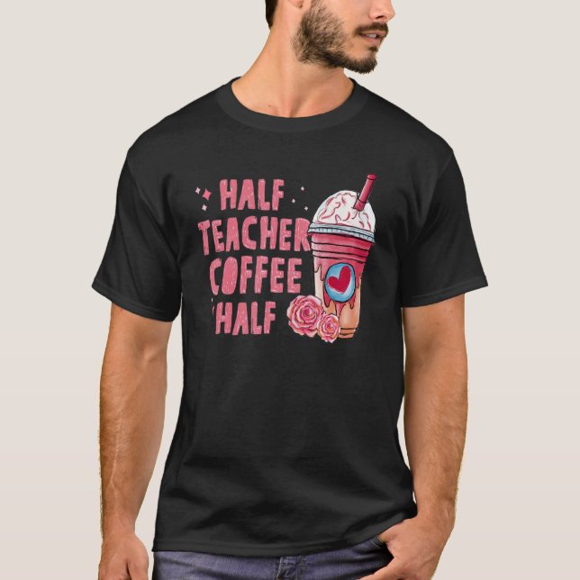 Camiseta Half Coffee Half Teacher Back To School First Day  (Frente)