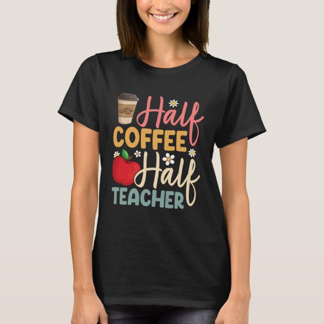 Camiseta Half Coffee Half Teacher Back To School Inspiratio (Frente)