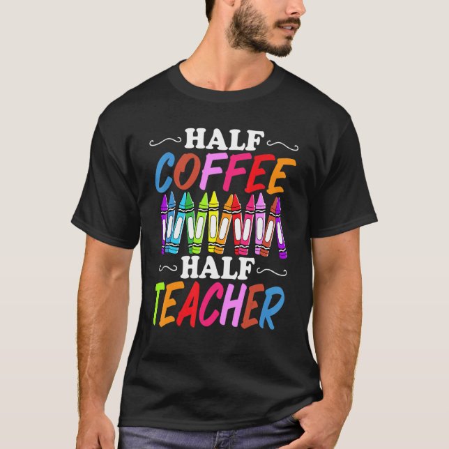 Camiseta Half Coffee Half teacher First Day of School  Teac (Frente)