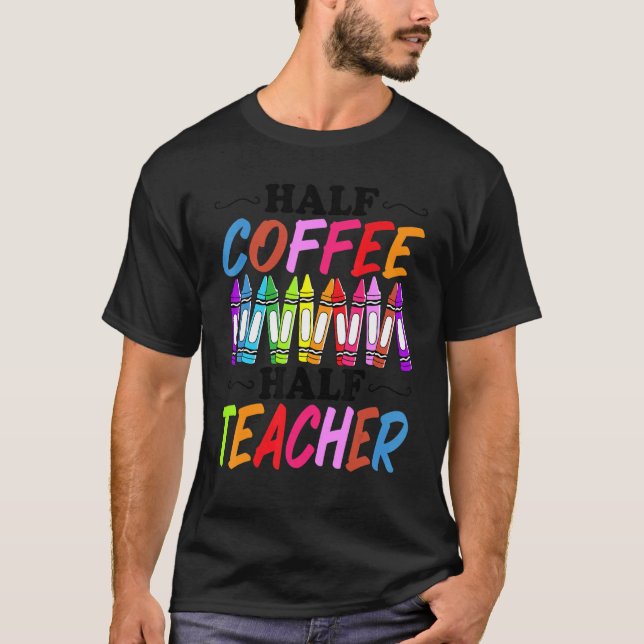 Camiseta Half Coffee Half teacher First Day of School  Teac (Frente)