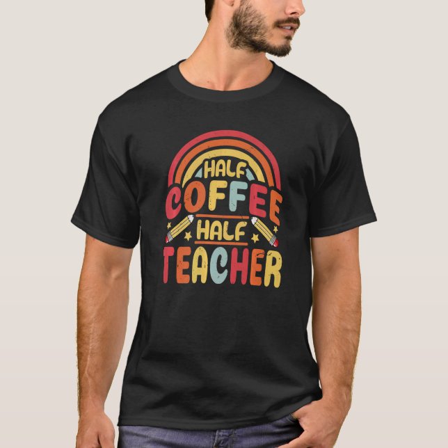 Camiseta Half Coffee Half teacher First Day of School Teach (Frente)