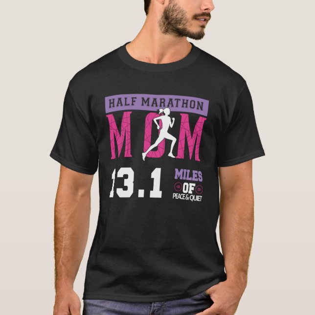 Camiseta Half Marathon Mom 13 1 Miles Of Peafe & Quiet Moth (Frente)