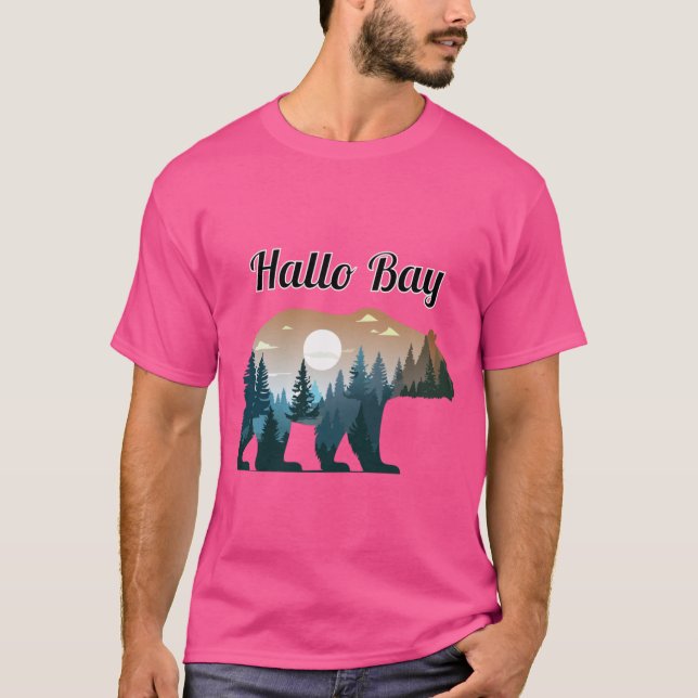 Camiseta Hallo Bay Bear Silhouette with Forest Landscape in (Frente)
