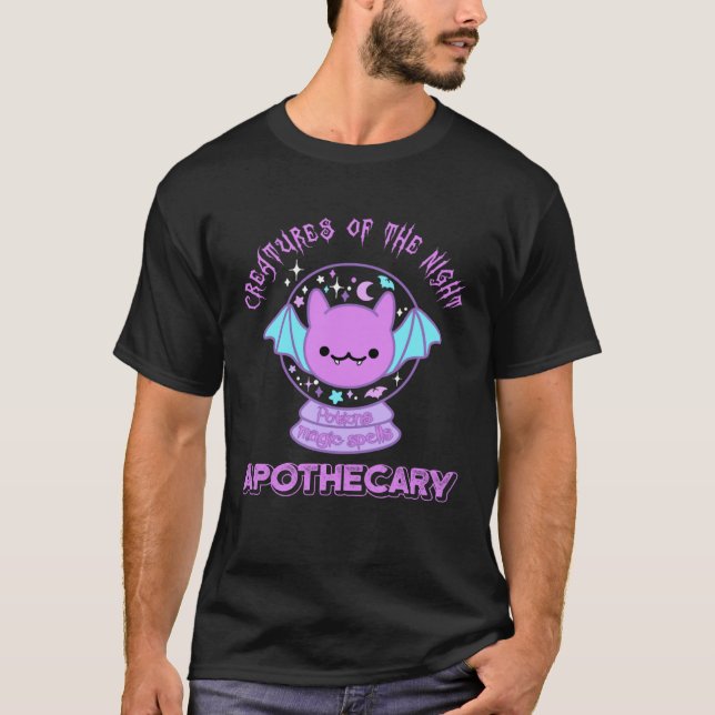 Camiseta Halloween Apothecary Pastel Goth Crystal Ball Bat  (Frente)