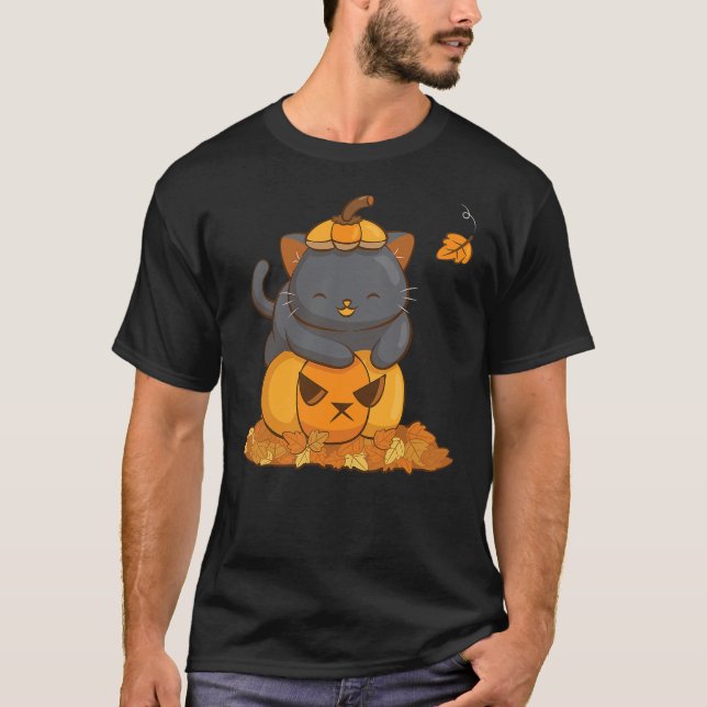 Camiseta Halloween Black Cat on Pumpkin with Autumn Leaves  (Frente)