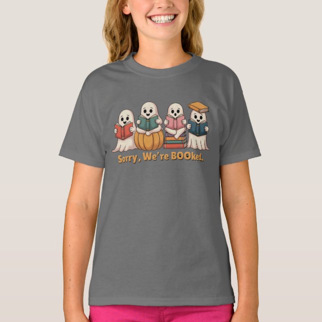 Camiseta Halloween Bookish Fantasmas Lendo Livros (Frente)