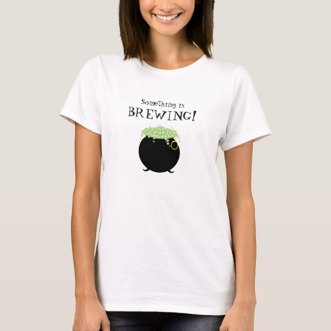 Camiseta Halloween Cauldron Witch Stew Alguma coisa está cr (Frente)