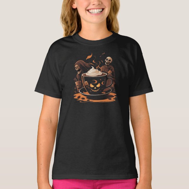 Camiseta Halloween Coffee Art – Spooky Latte with Skeletons (Frente)