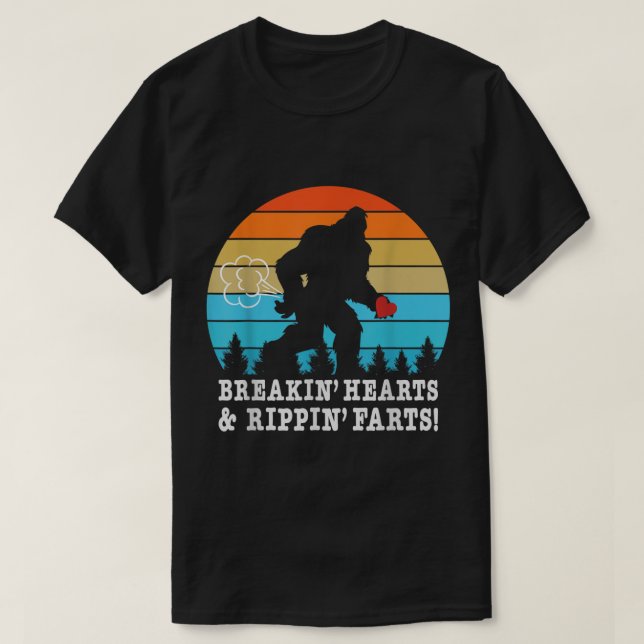 Camiseta Halloween Costume Bigfoot Breaking Hearts and Ripp (Frente do Design)
