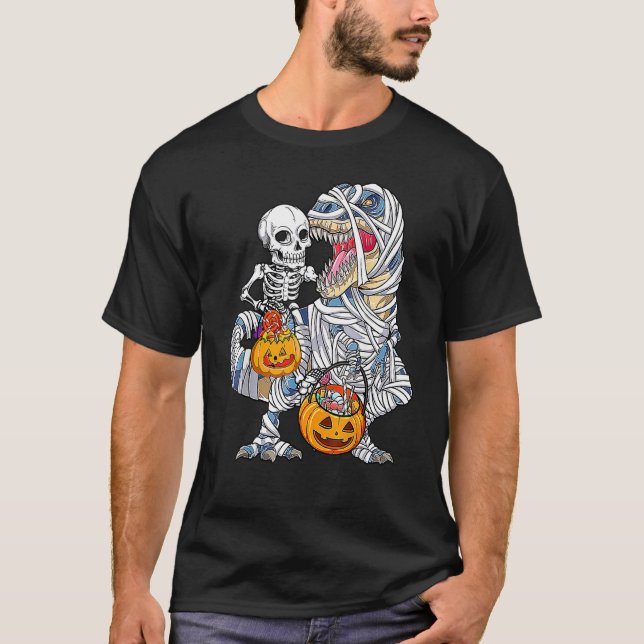 Camiseta Halloween Dinosaur Rex Skeleton Riding Mummy Pumpk (Frente)