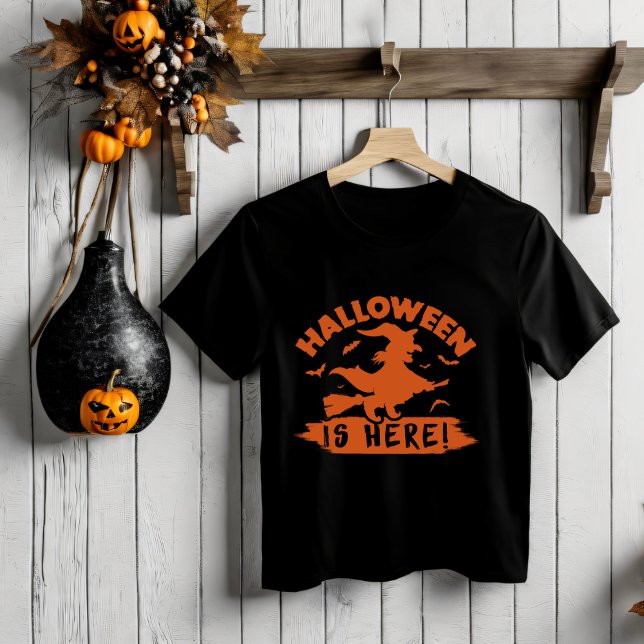 Camiseta Halloween está aqui T-Shirt (Criador carregado)