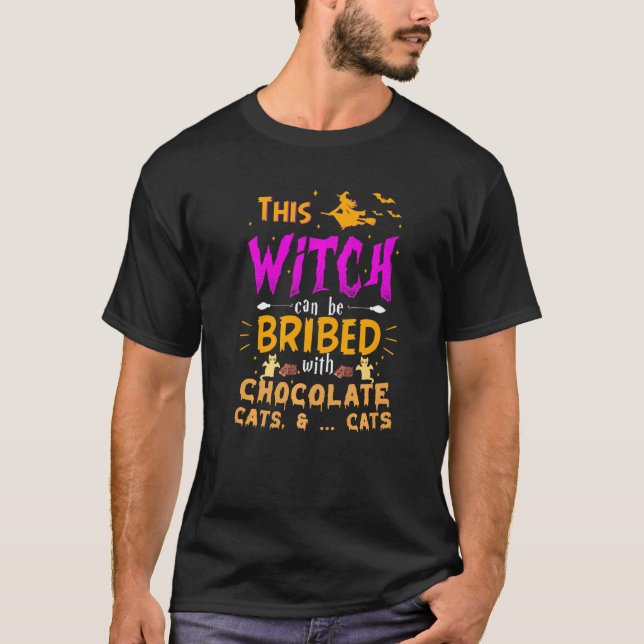 Camiseta Halloween Esta Bruxa Pode Ser Subornada Com Chocol (Frente)