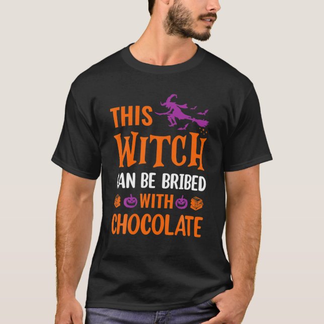 Camiseta Halloween Esta Bruxa Pode Ser Subornada Com Chocol (Frente)