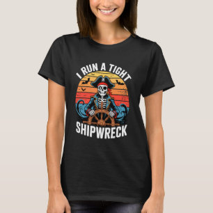Camiseta Halloween Eu Dirijo Um Naufrágio Esqueleto Pirata