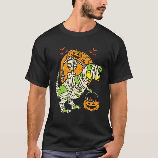 Camiseta Halloween For Boys Kids Skeleton Riding Mummy Dino (Frente)