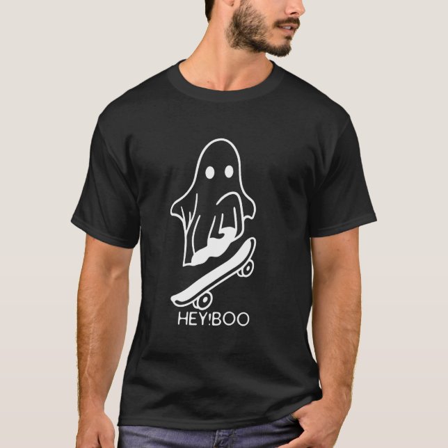 Camiseta Halloween Fun Meets Skateboard Passion in Hey Boo  (Frente)