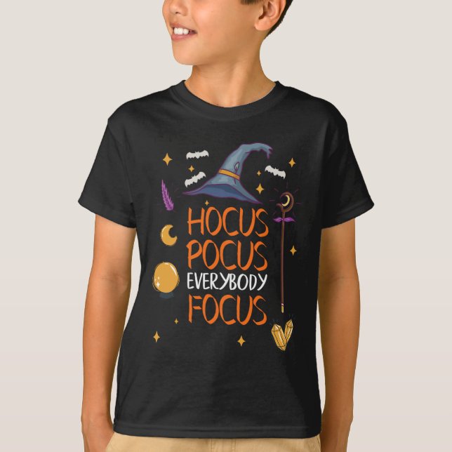 Camiseta Halloween Hocuss Pocus Todo mundo Foco Professor D (Frente)