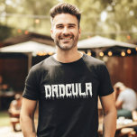Camiseta Halloween legal do Pai de Diversão de Script da Un<br><div class="desc">Abrace seu DADCULA legal interior! 🎃 personalize esta divertida tenda de Halloween com sua própria reviravolta. Prepare-se para o estilo vampiro assustador! Camisas da família combinando para Momster,  pequeno boo etc disponível. 👻 #CooladdyTee #HalloweenDivertimento #DadsFigurume #Dadcula</div>