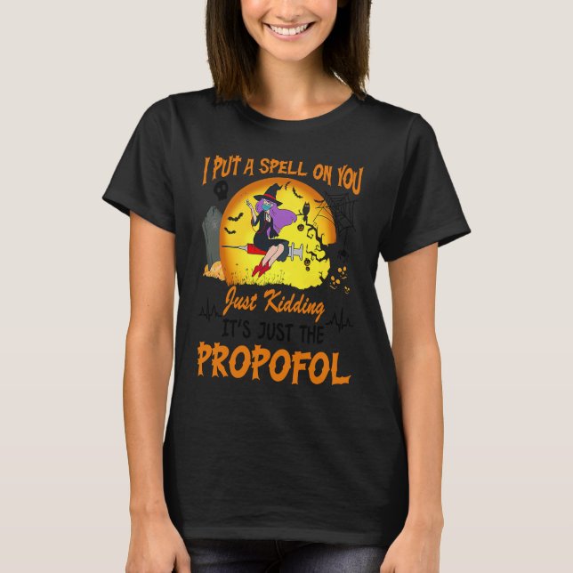 Camiseta Halloween Quarantine Bruxa Eu Coloquei Um Spell Em (Frente)