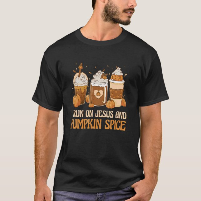 Camiseta Halloween Season I Run on Jesus and Pumpkin Spice (Frente)