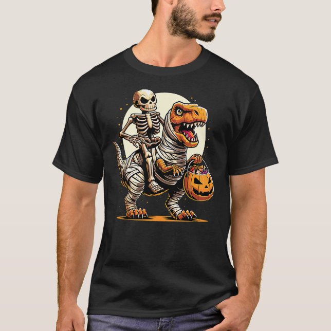 Camiseta Halloween Skeleton Riding Mummy Dinosaur (Frente)