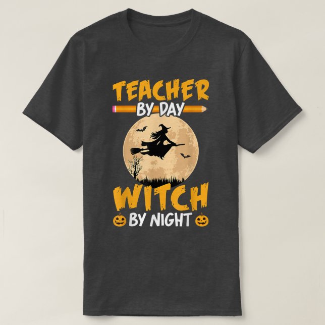 Camiseta Halloween Teacher By Day Witch By Night Teach Pump (Frente do Design)