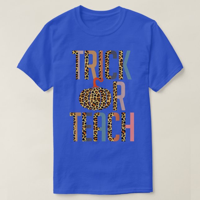 Camiseta Halloween Teacher Gift Trick Or Teach Leopard Pump (Frente do Design)