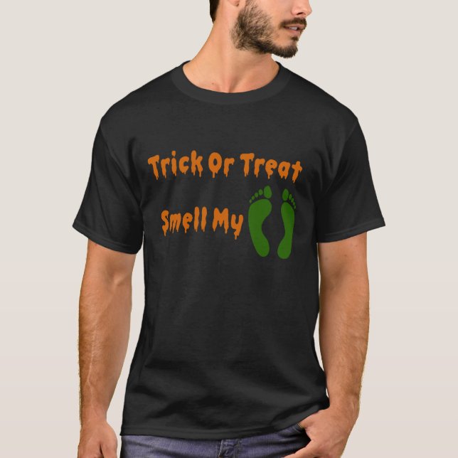 Camiseta Halloween Trick ou Treine cheira meus pés (Frente)