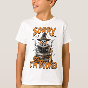 Camiseta Halloween Vibes Lendo Livro Sobrevoando Livraria D