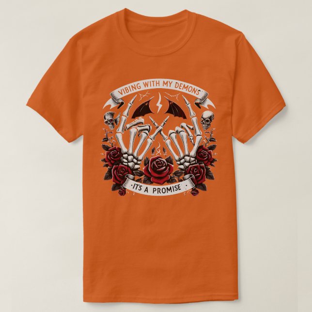 Camiseta HALLOWEEN Vibindo com meus demônios esqueletos e R (Frente do Design)