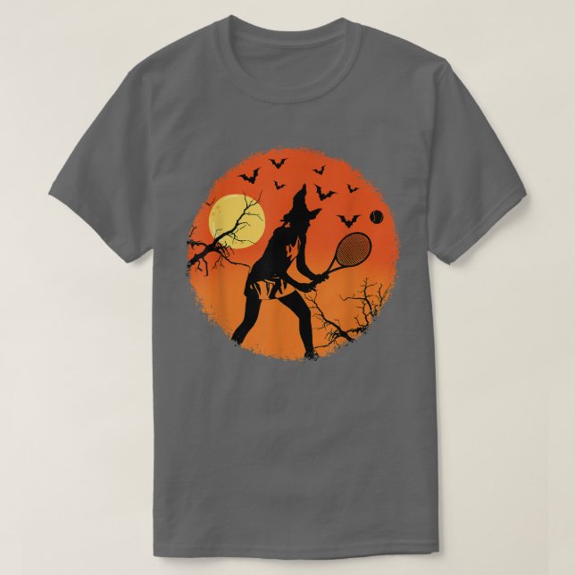 Camiseta Halloween Witch Playing Tennis Sport Spooky Broom  (Frente do Design)