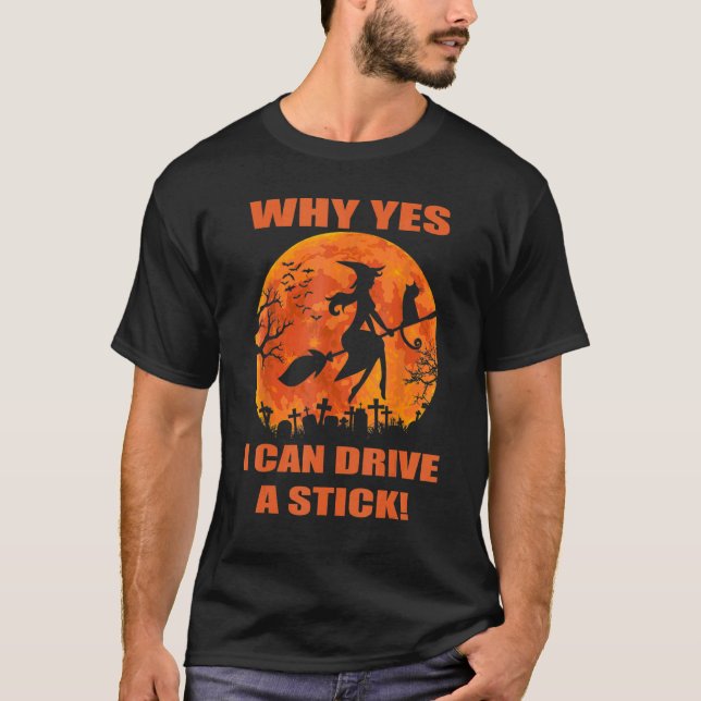 Camiseta Halloween Witch  Why Yes Actually I Can Drive A St (Frente)
