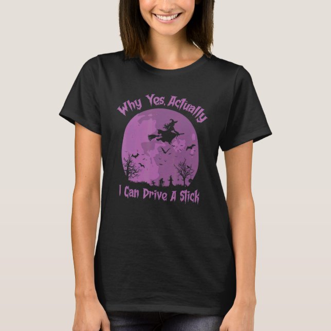 Camiseta Halloween Witch  Why Yes Actually I Can Drive A St (Frente)