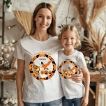 Camiseta Halloween With Bash Jack O Lanterna Birthday Girl<br><div class="desc">Uma fofa e fofa Camisa de Bash das Bruxas de Halloween para a garota de aniversário. A ilustração tem uma bruxa bonita vagando na noite escura do Halloween com um corvo e Jack o lanternas a seguir. No verso há um design correspondente. Clique em 'Personalizar' para alterar o TEXT com...</div>
